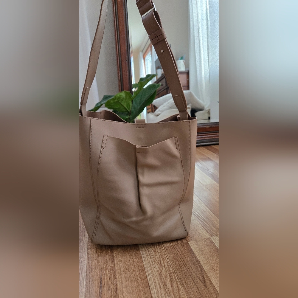 EVERLANE The Italian Leather Studio Leather Loght Taupe Adjustable Strap Bag